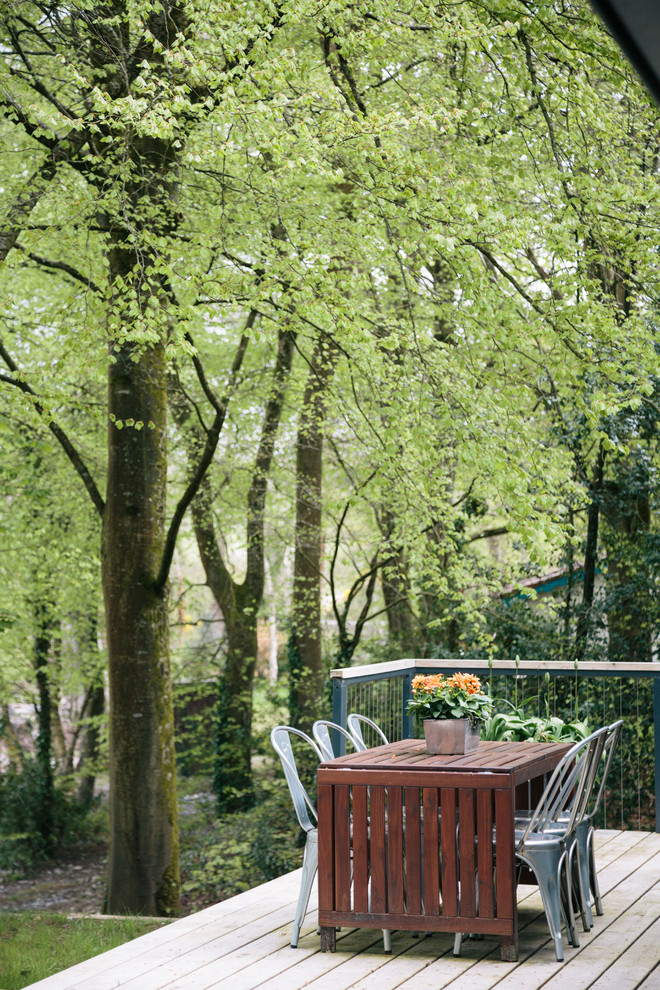 ロンドンにあるカントリー風のおしゃれな裏庭のデッキ (日よけなし) の写真