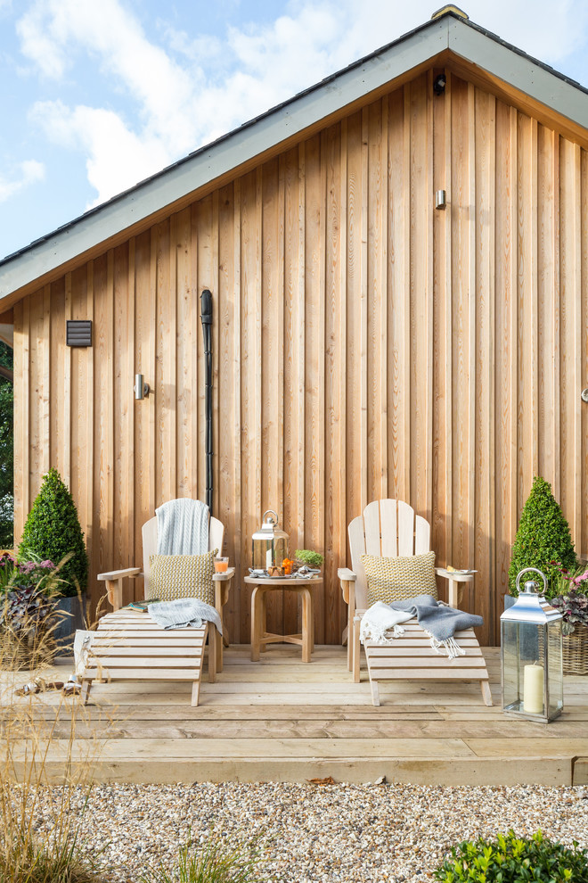 Diseño de terraza marinera sin cubierta en patio lateral con jardín de macetas
