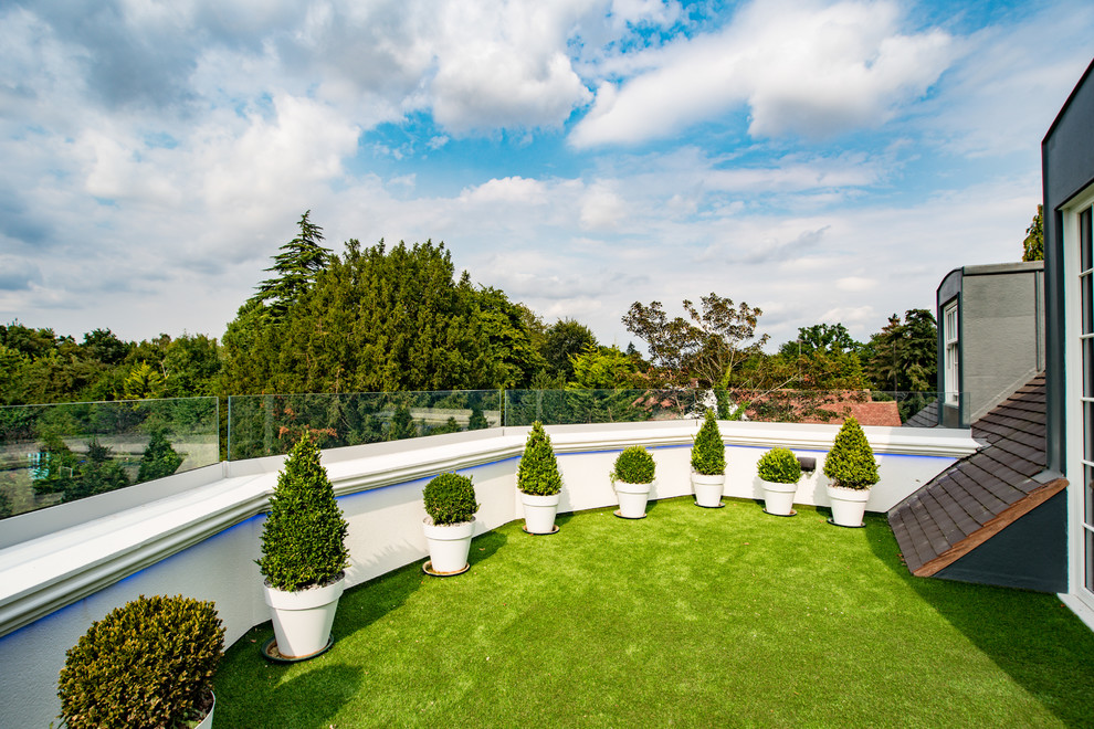 Photo of a contemporary terrace in Buckinghamshire.
