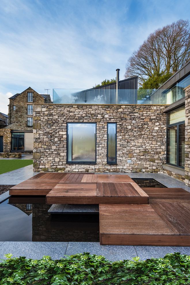 Mittelgroße, Unbedeckte Moderne Terrasse mit Wasserspiel in Sonstige