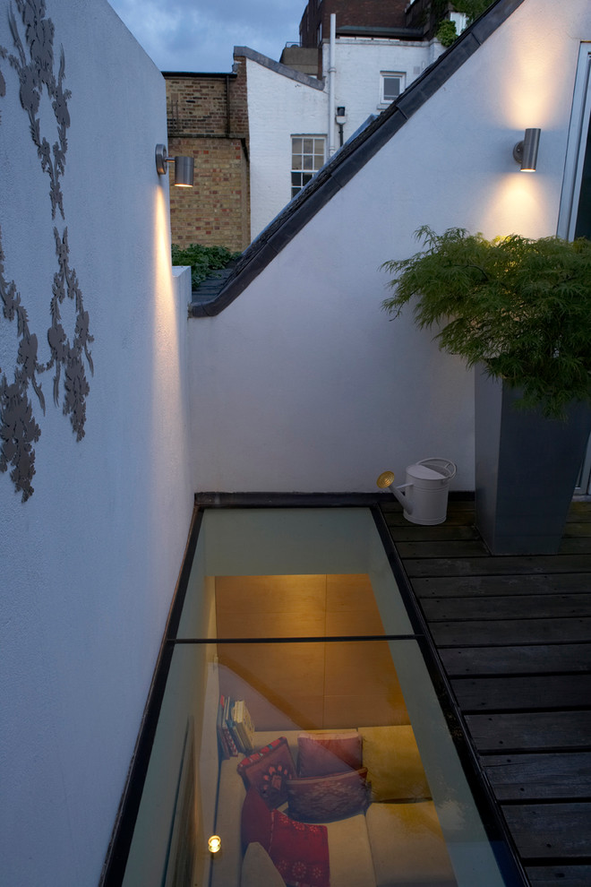 Contemporary roof terrace in London with feature lighting.