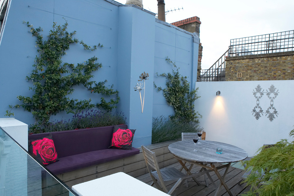 ロンドンにあるコンテンポラリースタイルのおしゃれな屋上のデッキ (屋上) の写真