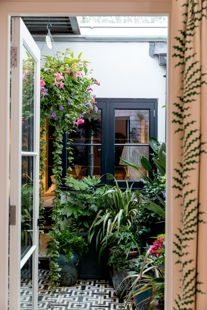 Kleine, Überdachte Eklektische Dachterrasse mit Kübelpflanzen in London