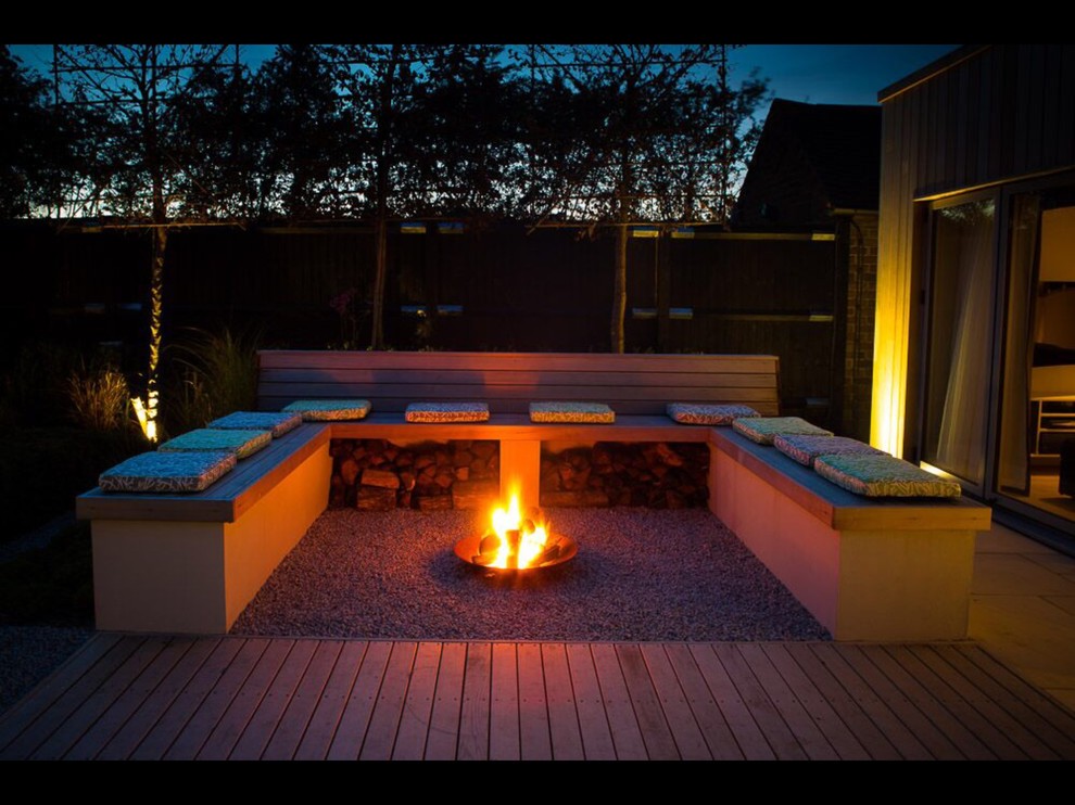 Inspiration for a contemporary terrace in Buckinghamshire.