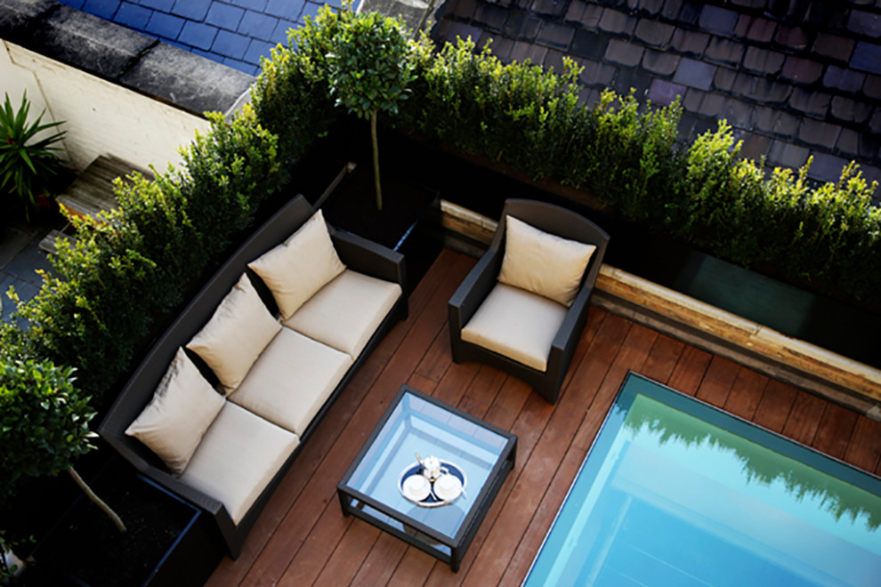 Exemple d'un toit terrasse au premier étage tendance de taille moyenne avec des solutions pour vis-à-vis et aucune couverture.