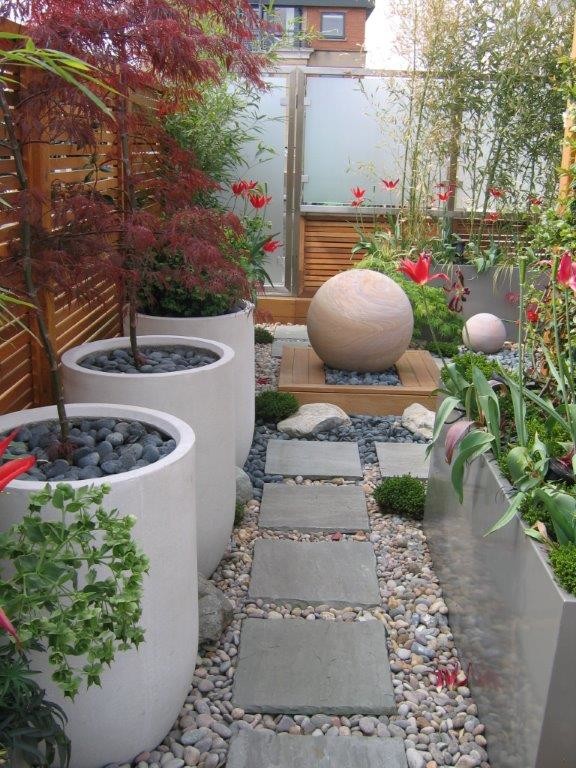 Esempio di una terrazza design di medie dimensioni e sul tetto con un giardino in vaso e nessuna copertura