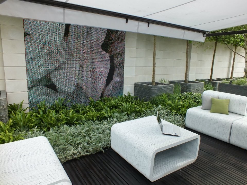 Kleine, Überdachte Moderne Dachterrasse mit Pflanzwand in London