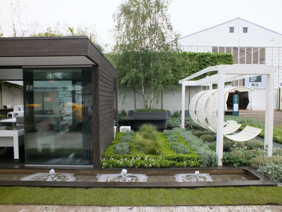 Idee per una piccola terrazza design sul tetto con fontane e un tetto a sbalzo