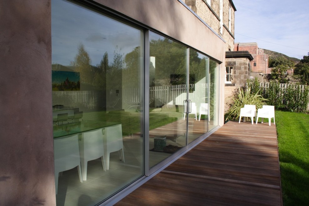 Cette photo montre une terrasse tendance de taille moyenne.