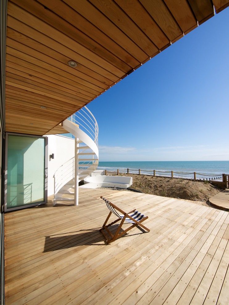 Cette photo montre une terrasse bord de mer.