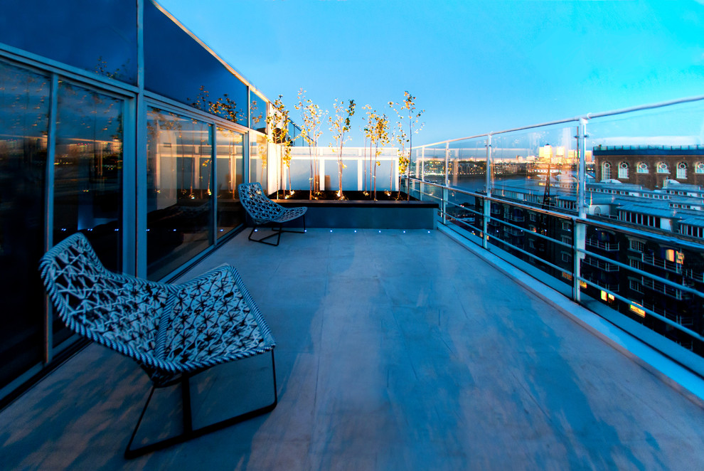 Deck - modern rooftop deck idea in London with no cover