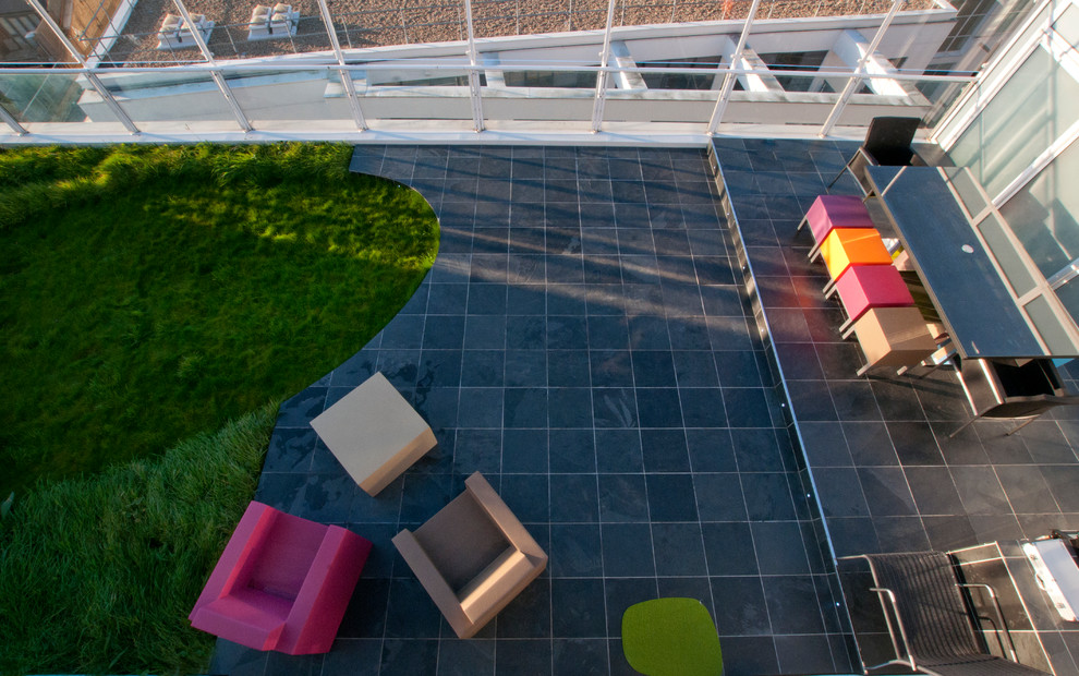 Example of a minimalist rooftop deck design in London
