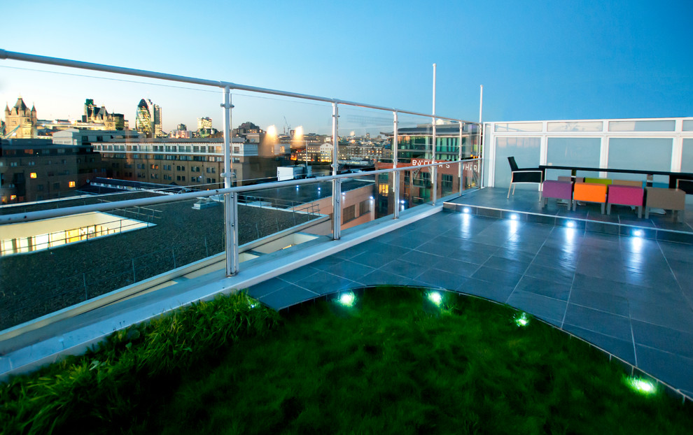 Inspiration for a modern roof terrace in London.
