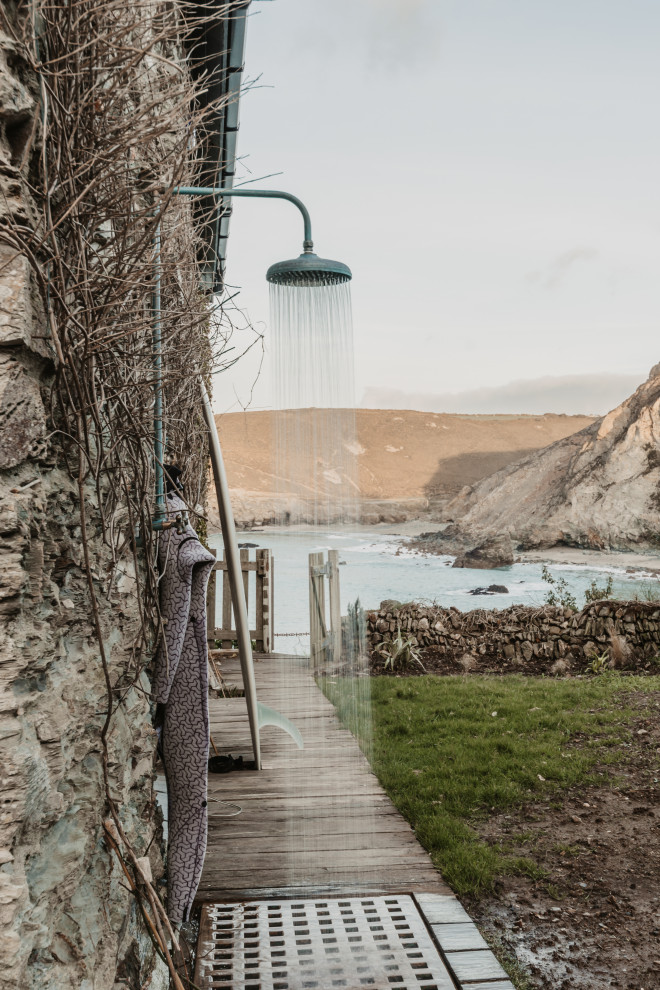 Mittelgroße, Unbedeckte Maritime Terrasse mit Gartendusche in Cornwall