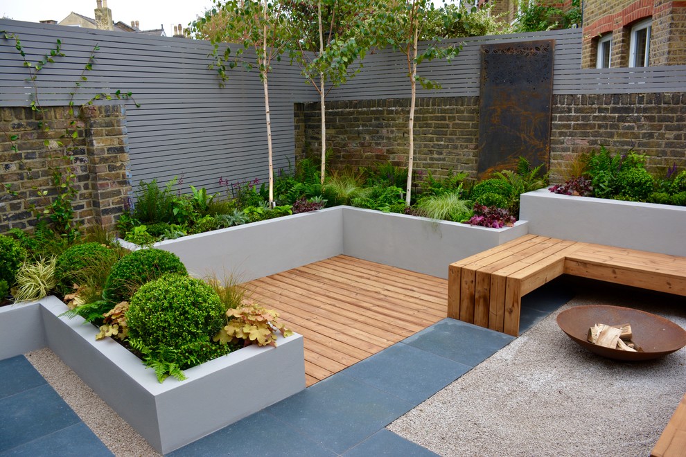 Пример оригинального дизайна: маленькая терраса на заднем дворе в современном стиле с местом для костра без защиты от солнца для на участке и в саду