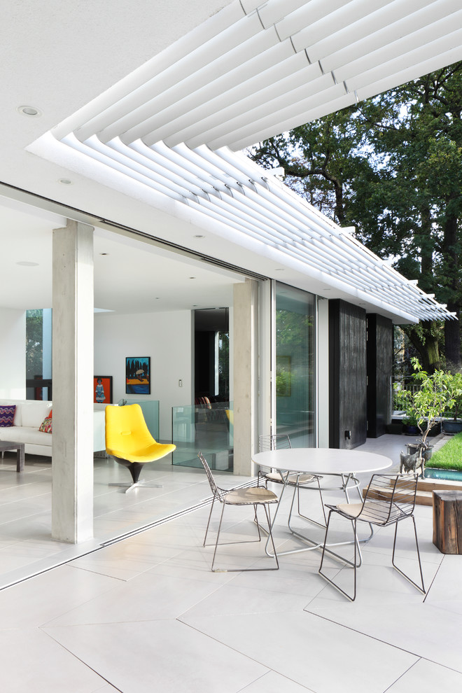 Mittelgroße, Unbedeckte Moderne Dachterrasse mit Wasserspiel in London