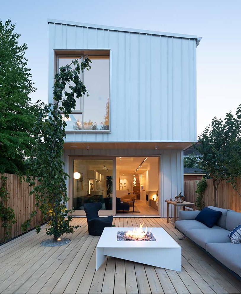 Unbedeckte Moderne Terrasse hinter dem Haus mit Feuerstelle in London
