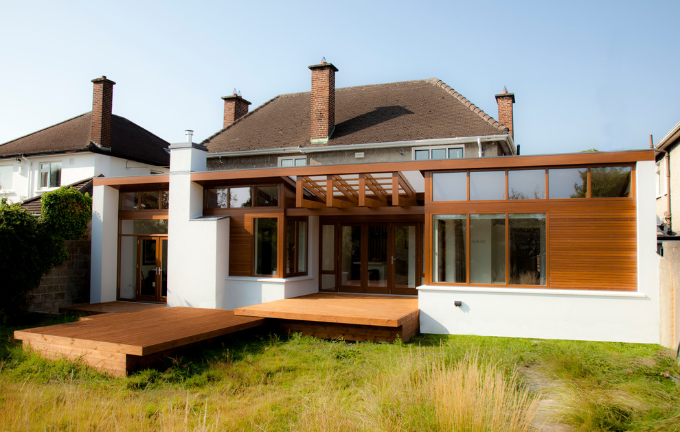 Inspiration pour une terrasse arrière design de taille moyenne avec une extension de toiture.