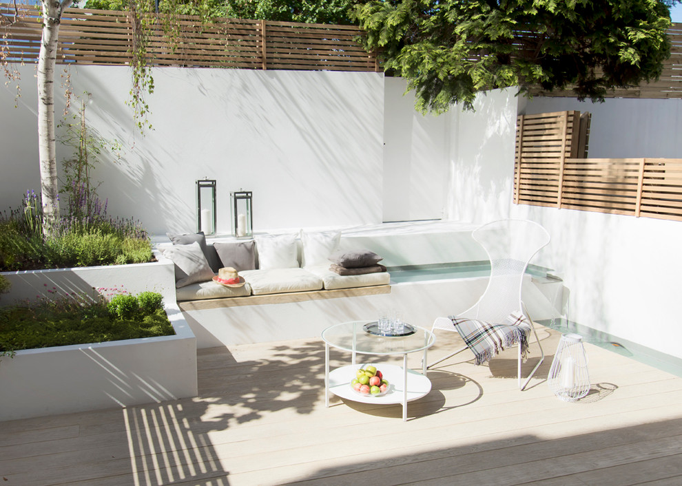 Modelo de terraza contemporánea de tamaño medio sin cubierta en patio trasero con fuente
