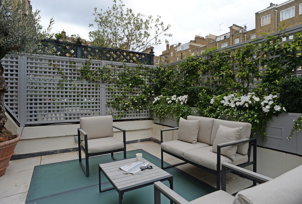 Kleine, Unbedeckte Klassische Dachterrasse mit Kübelpflanzen in London