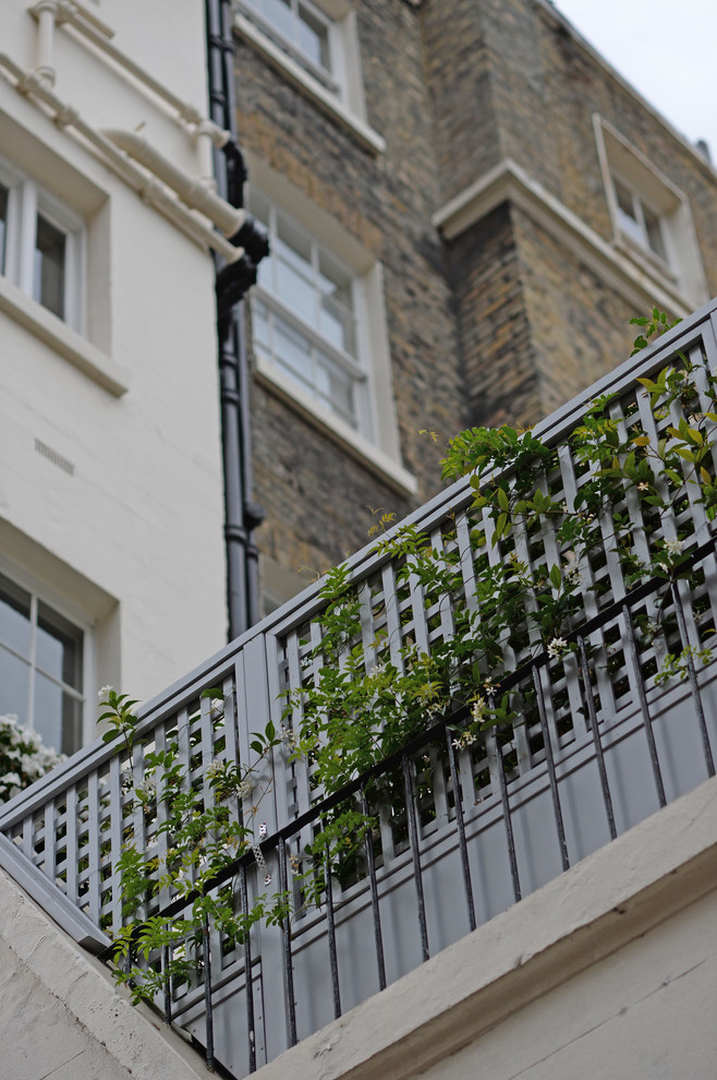 Photo of a small classic roof terrace in London with a potted garden and no cover.