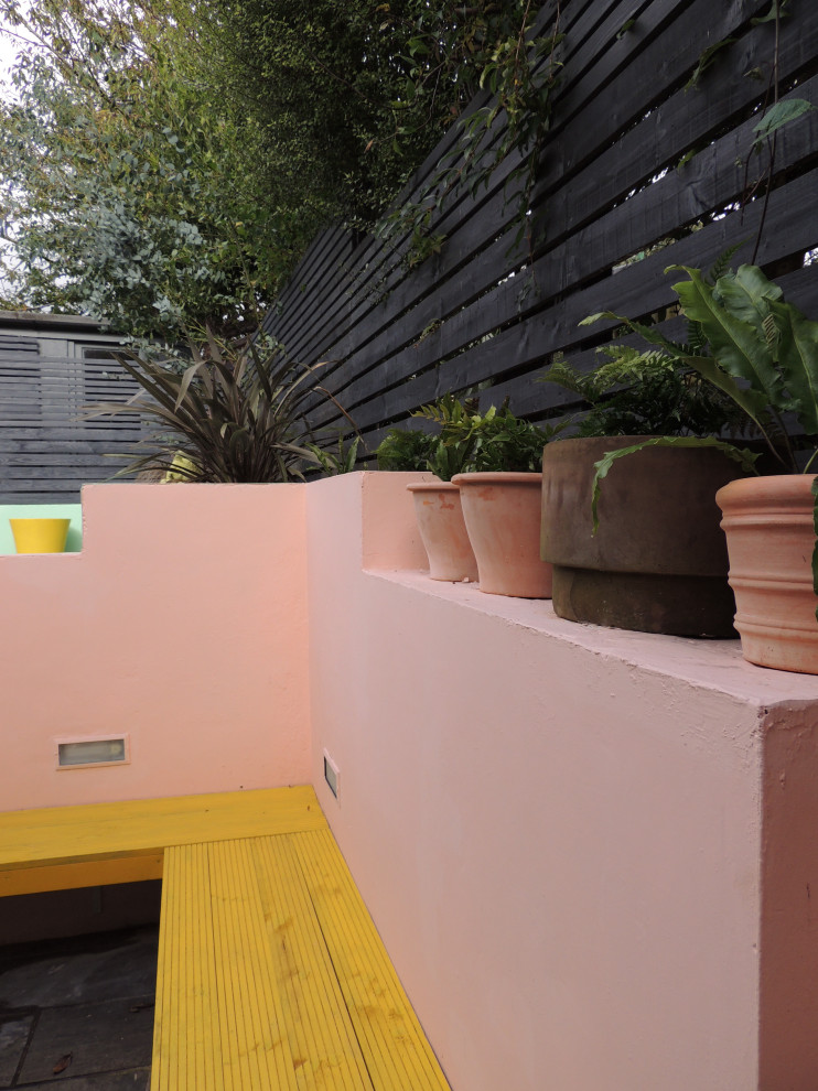 Idée de décoration pour une petite terrasse arrière et au rez-de-chaussée design avec des solutions pour vis-à-vis et aucune couverture.