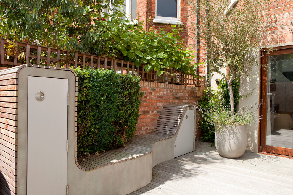 Unbedeckte Moderne Terrasse mit Kübelpflanzen in London