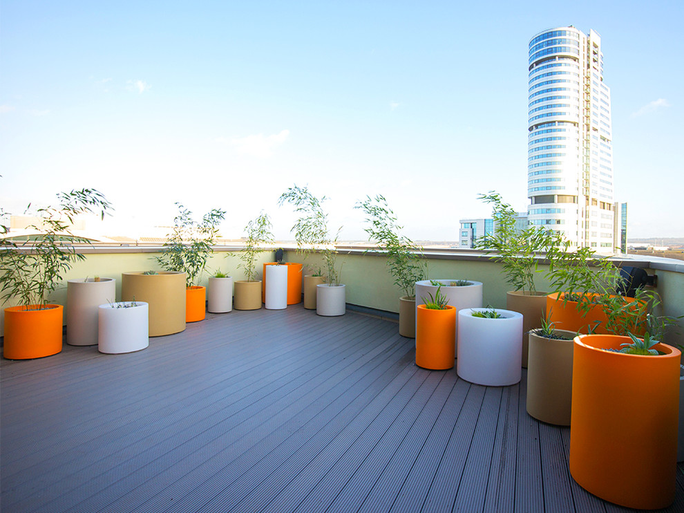 Deck container garden - mid-sized contemporary rooftop deck container garden idea in Other