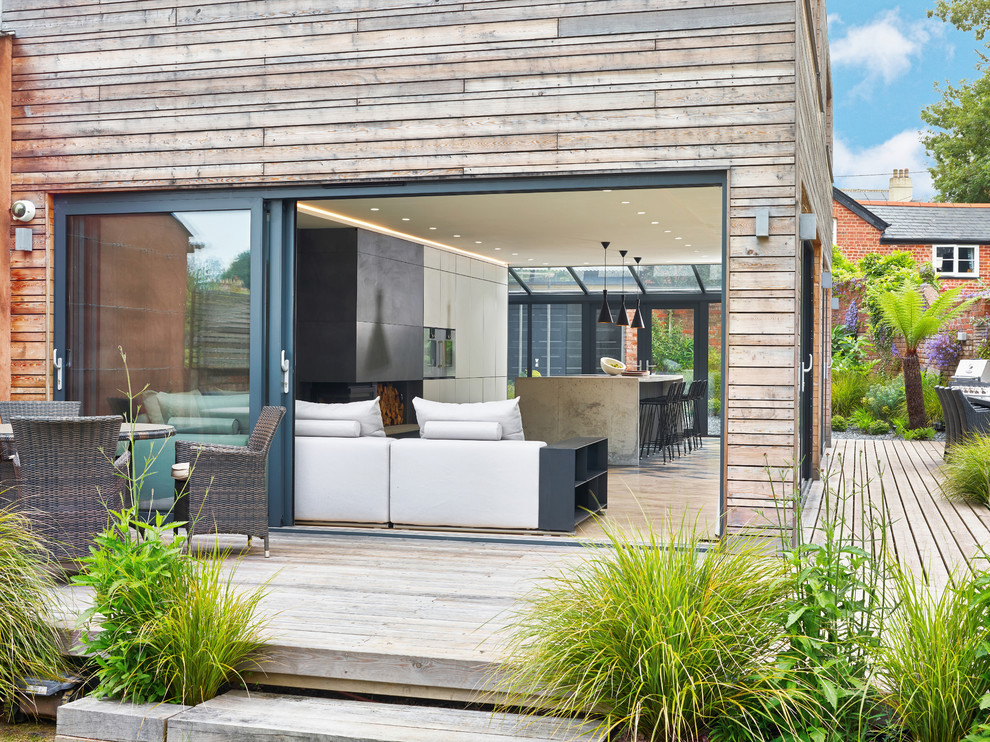 Diseño de terraza moderna de tamaño medio sin cubierta en patio trasero