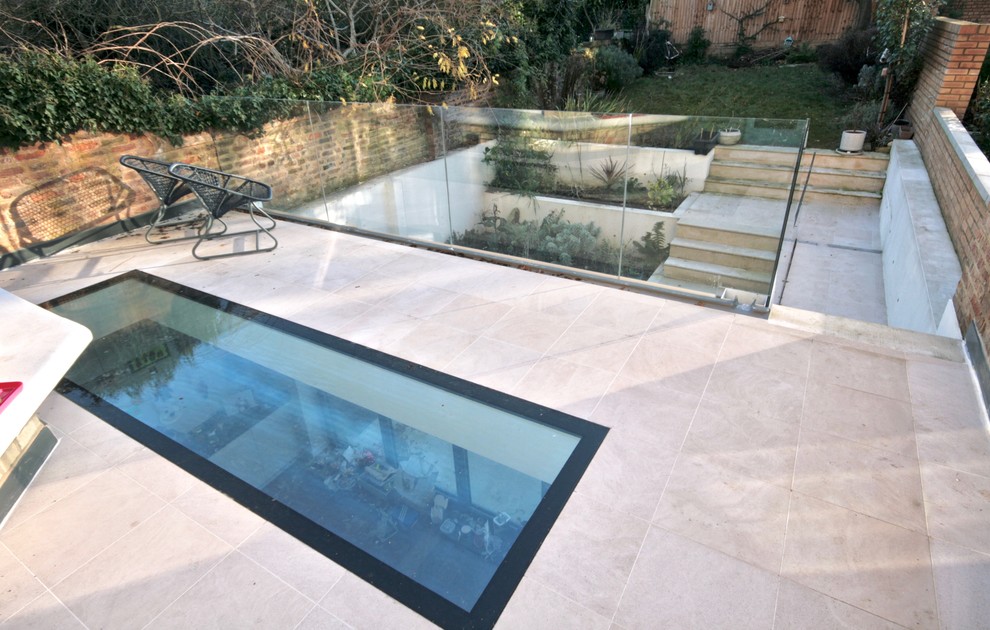 Réalisation d'une piscine sur toit design de taille moyenne.