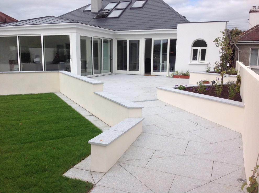 Photo of a contemporary terrace in Dublin.