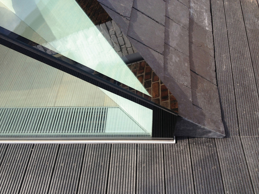 Ispirazione per una terrazza contemporanea sul tetto con un tetto a sbalzo