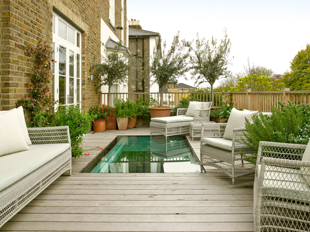 Deck - mid-sized traditional rooftop rooftop deck idea in London with no cover