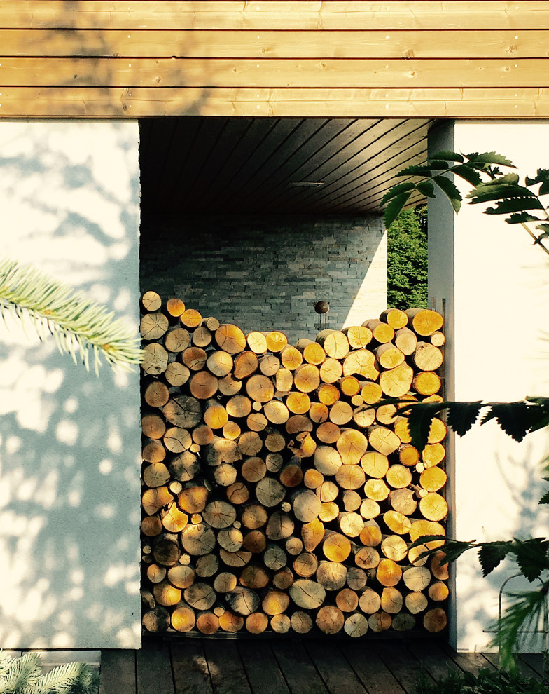 Свежая идея для дизайна: терраса на заднем дворе в скандинавском стиле с местом для костра - отличное фото интерьера
