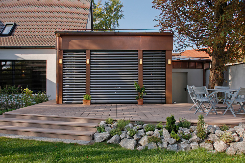 Diseño de terraza actual pequeña sin cubierta con jardín de macetas y iluminación