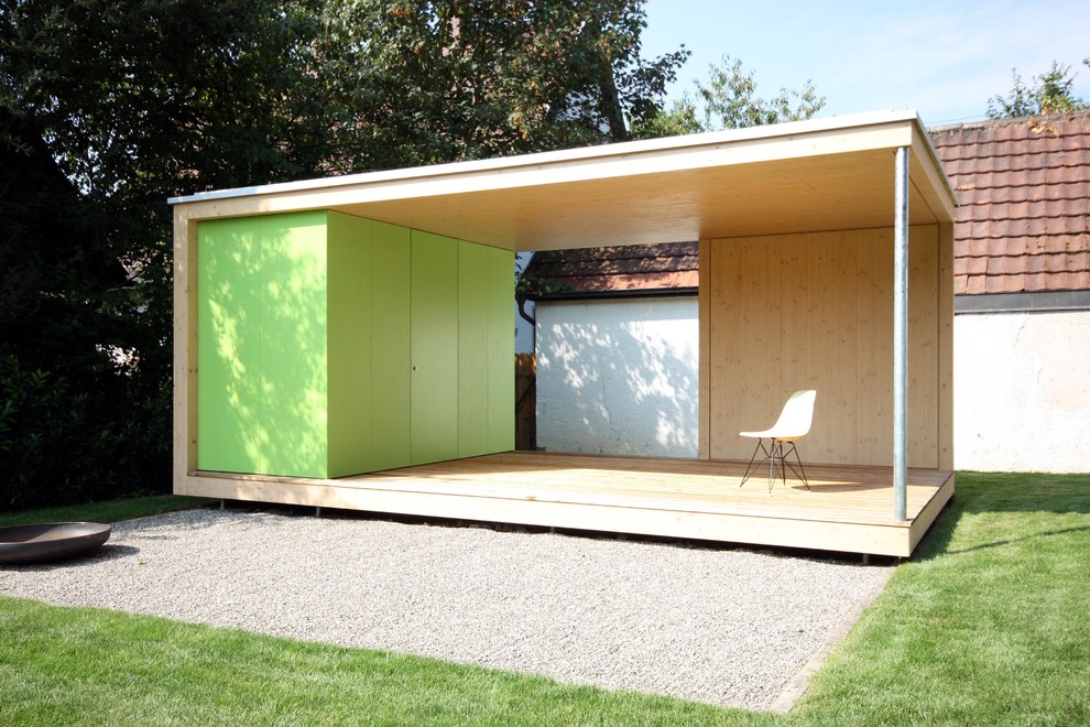 Idée de décoration pour une terrasse arrière design de taille moyenne avec une extension de toiture.