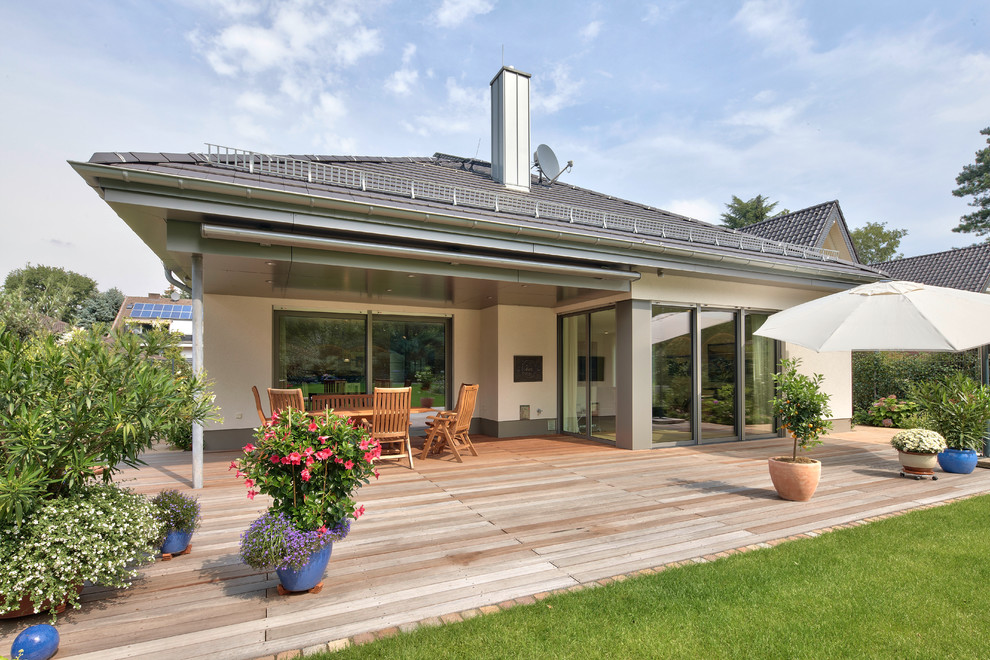 Esempio di una terrazza minimal dietro casa e di medie dimensioni con un tetto a sbalzo e un giardino in vaso