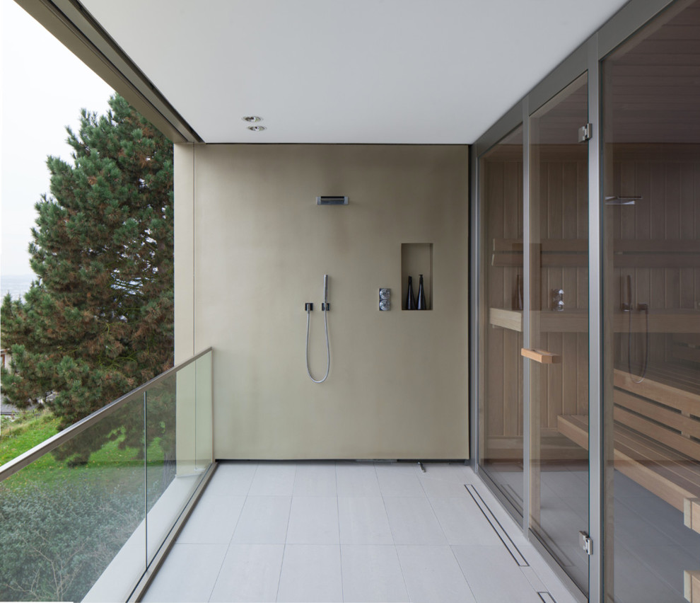 Cette photo montre une terrasse avec une douche extérieure latérale moderne de taille moyenne avec une extension de toiture.