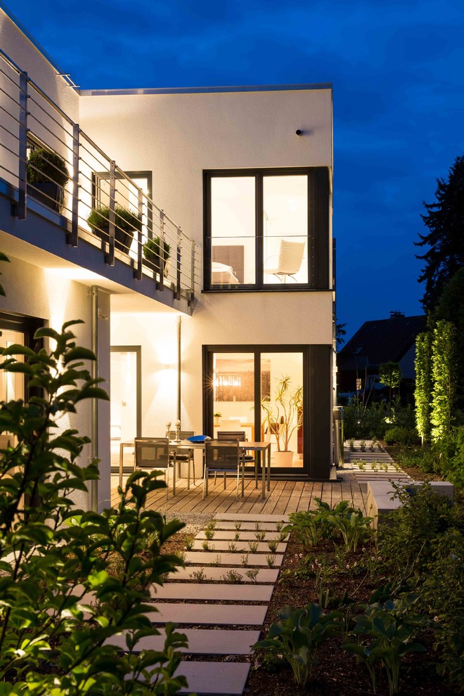 Идея дизайна: терраса среднего размера на заднем дворе в стиле модернизм без защиты от солнца