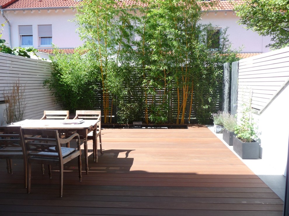 Imagen de terraza contemporánea de tamaño medio sin cubierta en patio trasero con jardín de macetas
