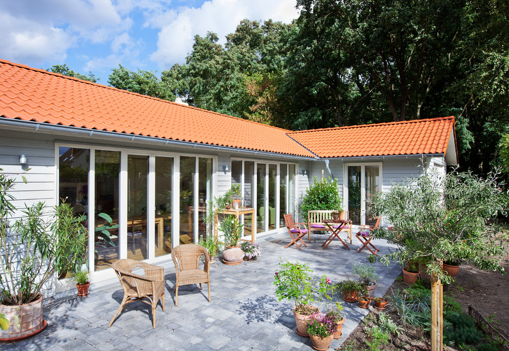 Aménagement d'une terrasse avec des plantes en pots contemporaine.