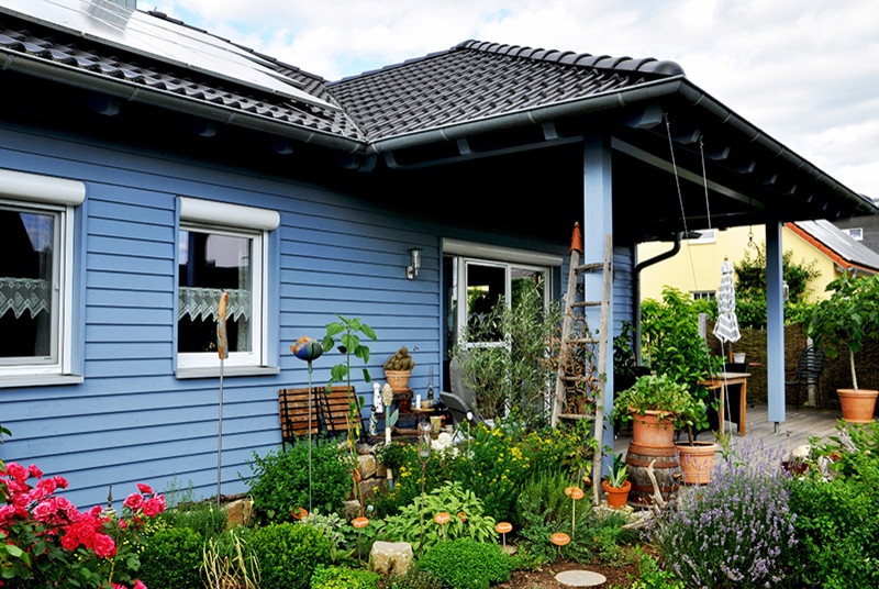 Foto på en skandinavisk terrass, med takförlängning