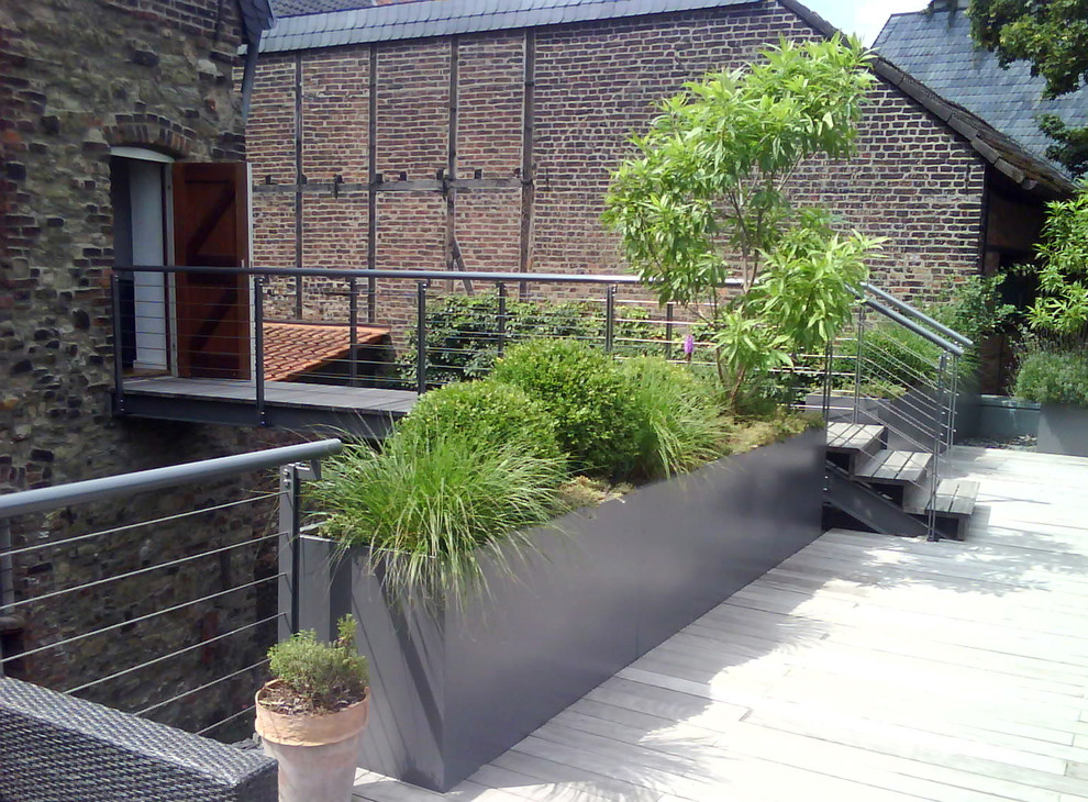 Große, Unbedeckte Moderne Terrasse mit Kübelpflanzen in Düsseldorf