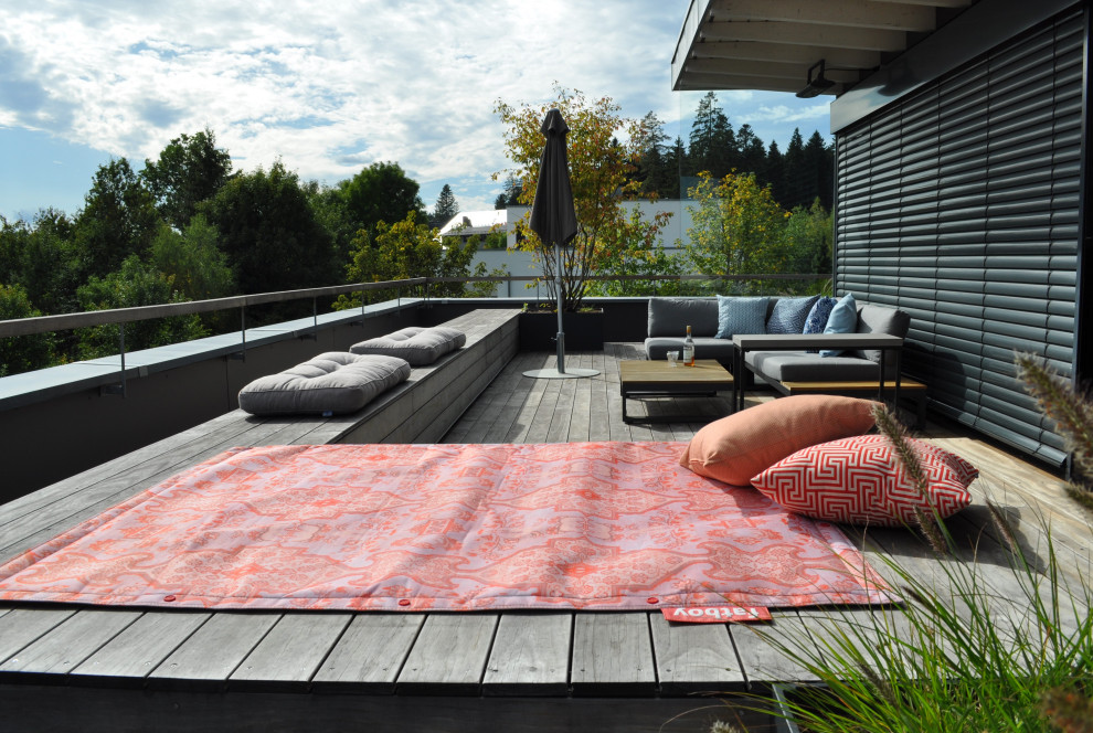Cette image montre un toit terrasse design de taille moyenne avec jupe de finition.