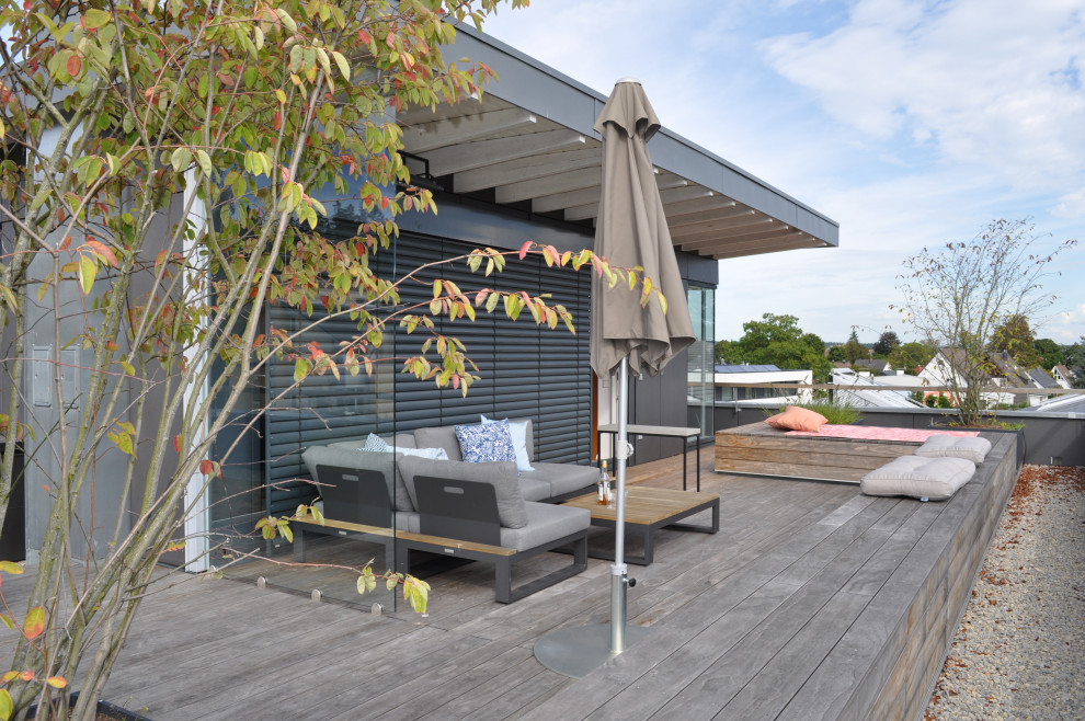 Inspiration pour un toit terrasse design de taille moyenne avec jupe de finition.