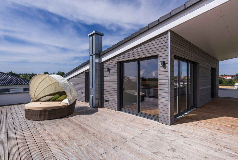 На фото: терраса на крыше, на крыше в современном стиле без защиты от солнца