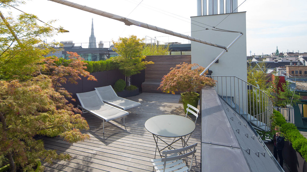 Idee per una terrazza minimalista di medie dimensioni e sul tetto con un parasole