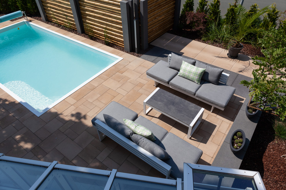 Der Garten als Urlaubsoase mit Pool zum Relaxen. Traditional Deck