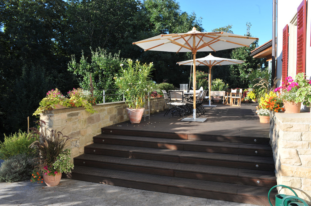 Immagine di una grande terrazza mediterranea dietro casa con un giardino in vaso