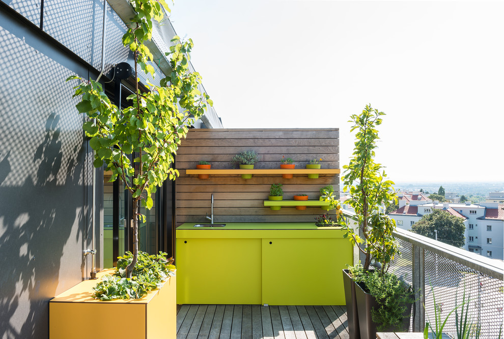Diseño de terraza contemporánea en azotea con cocina exterior